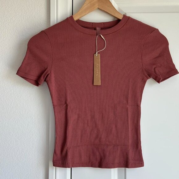 Skims Cotton Rib T-Shirt in Redwood, Size Small - Picture 6 of 8